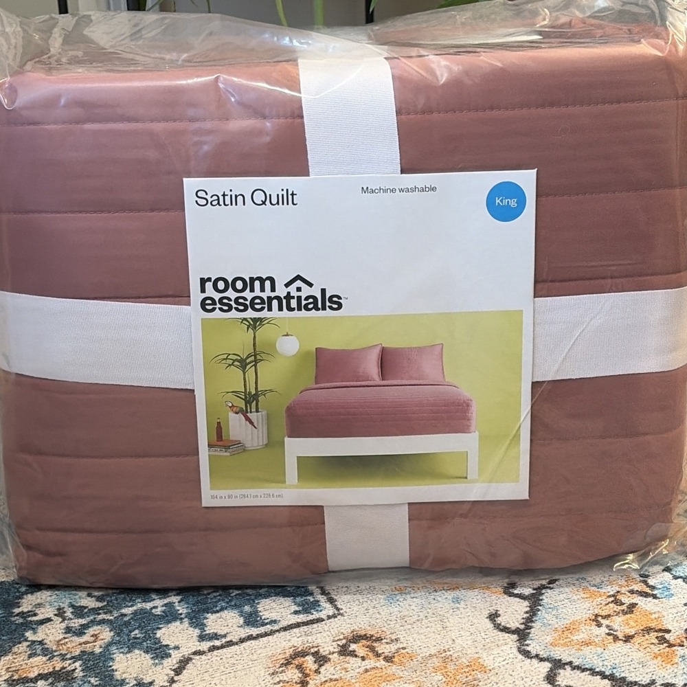 Room Essentials Sateen Coverlet in Rose Pink - Midweight - King